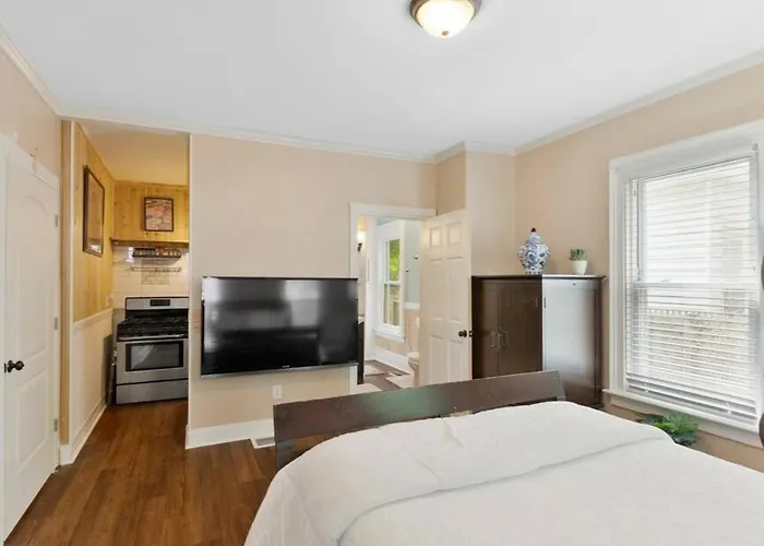 Beautiful Studio Apartment In Historic House