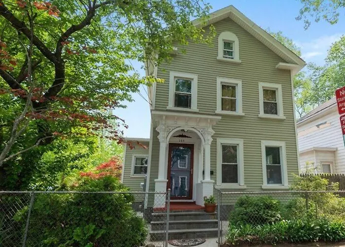 Beautiful Studio Apartment In Historic House